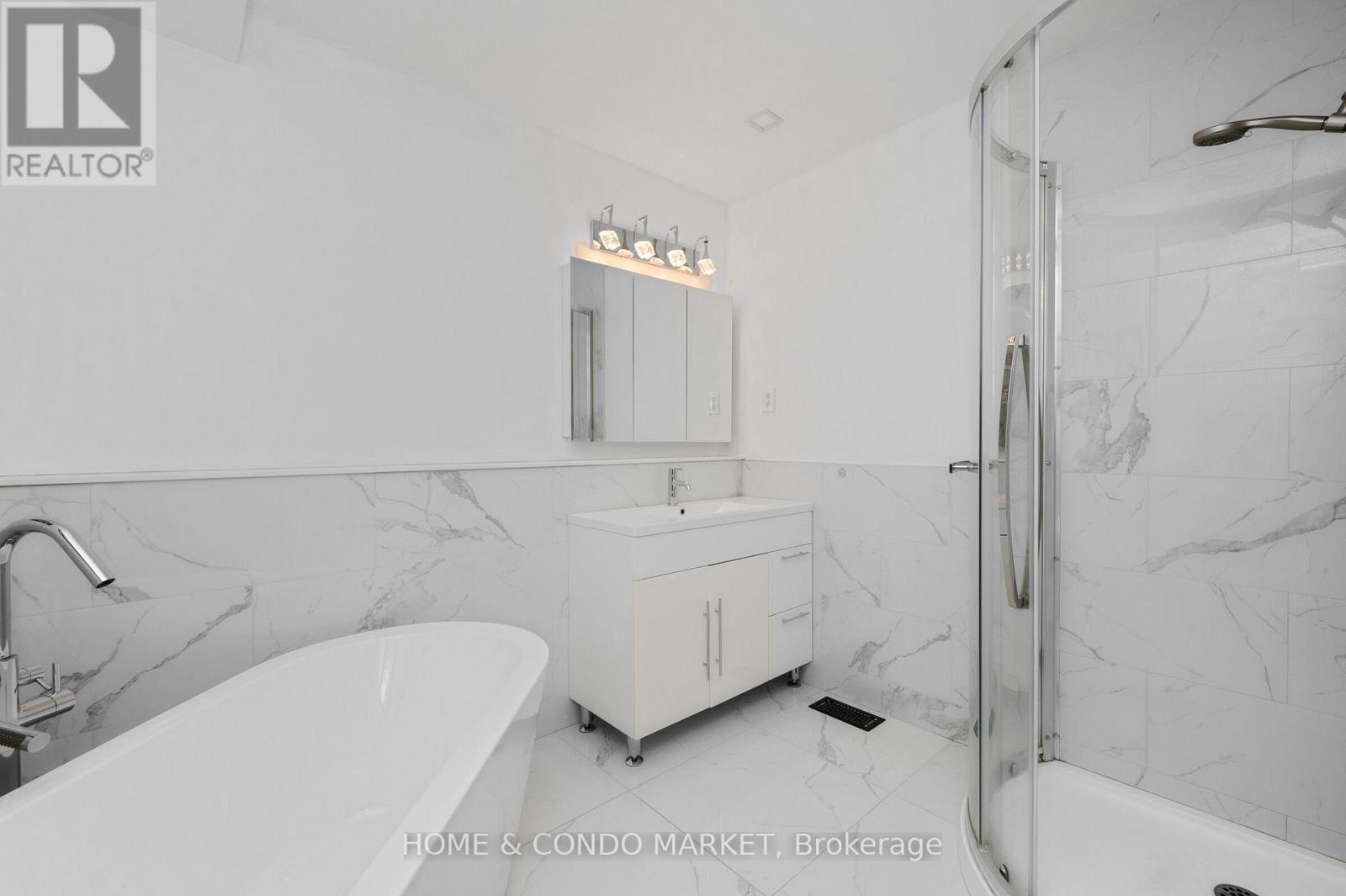 194 Lakeshore Road W, Mississauga, ON