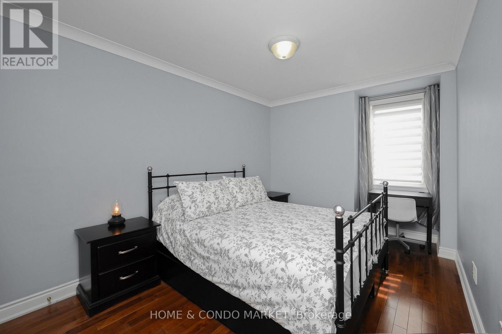 194 Lakeshore Road W, Mississauga, ON