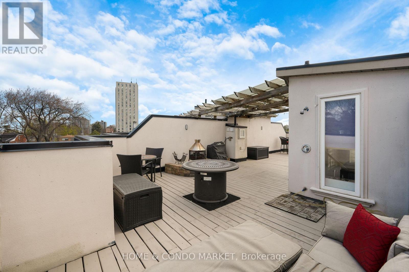 194 Lakeshore Road W, Mississauga, ON