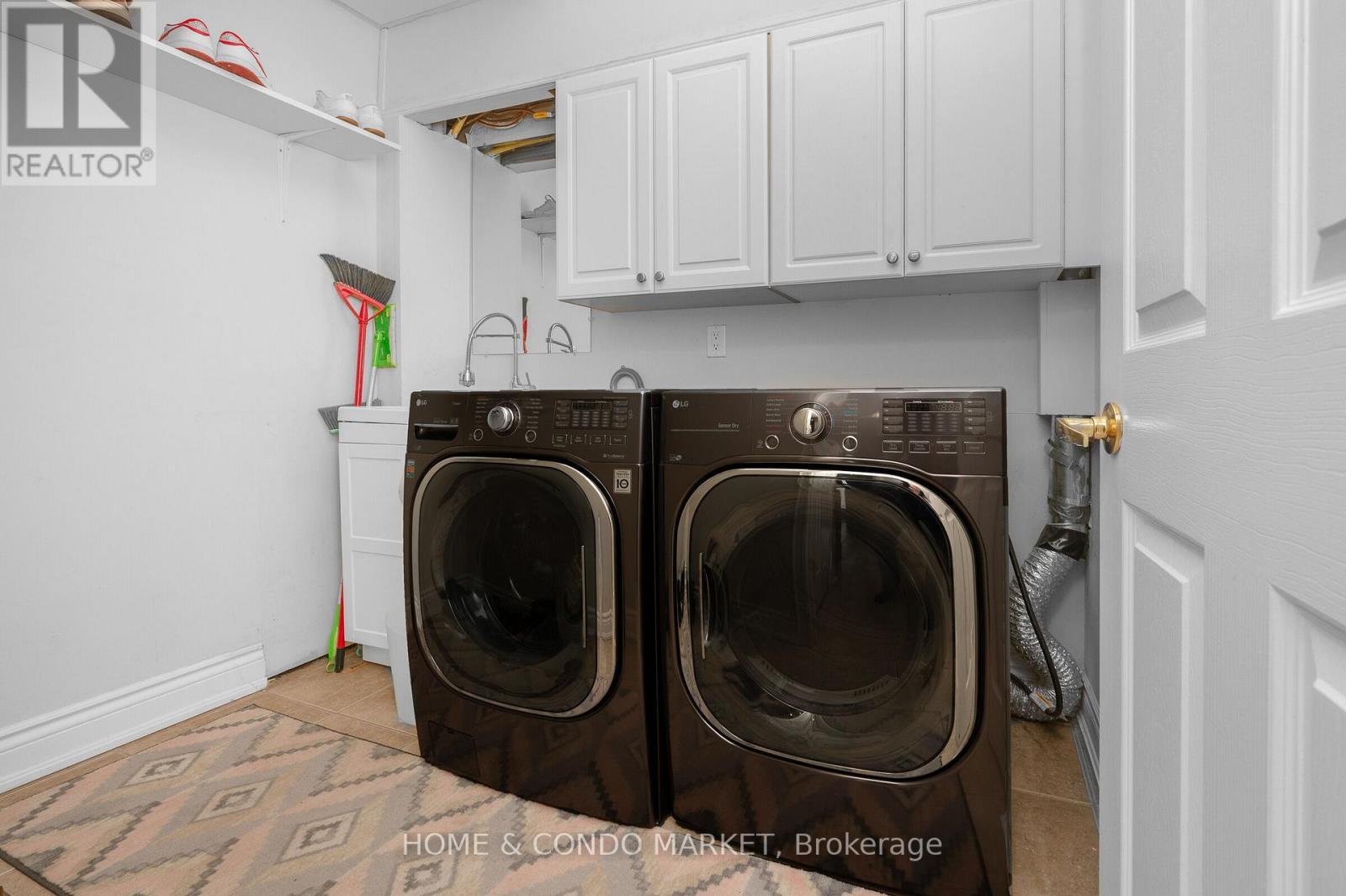 194 Lakeshore Road W, Mississauga, ON