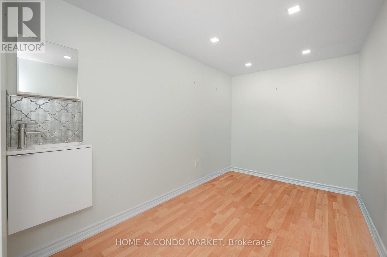 194 Lakeshore Road W, Mississauga, ON