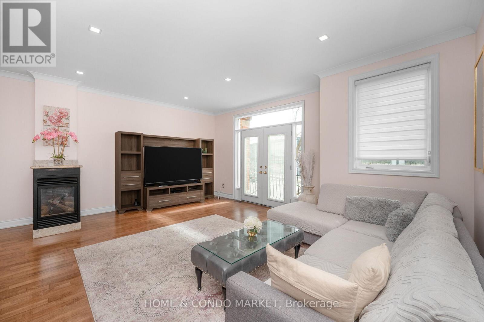 194 Lakeshore Road W, Mississauga, ON