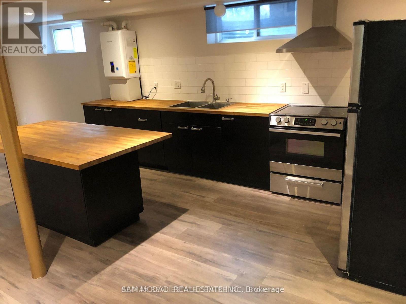 378 Lakeshore Road W, Mississauga, ON