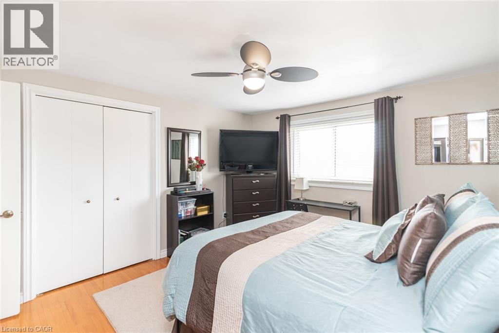 Hardwood-finish flooring complementing a neutral wall palette - 366 Berkindale Drive, Hamilton, ON