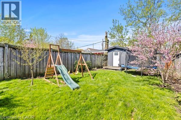 Expansive backyard featuring a lush green lawn - 33 Huxley Avenue N, Hamilton, ON