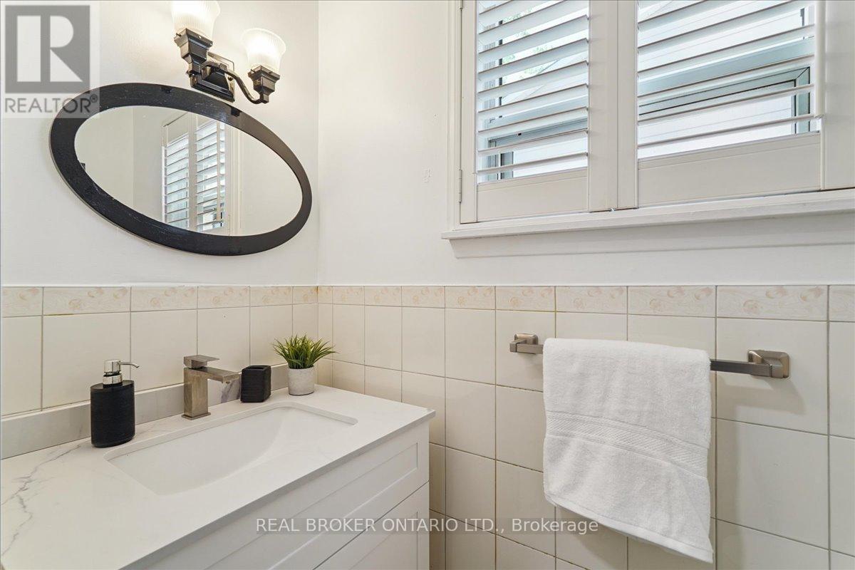 Powder Room - 3106 Redbank Crescent, Mississauga, ON