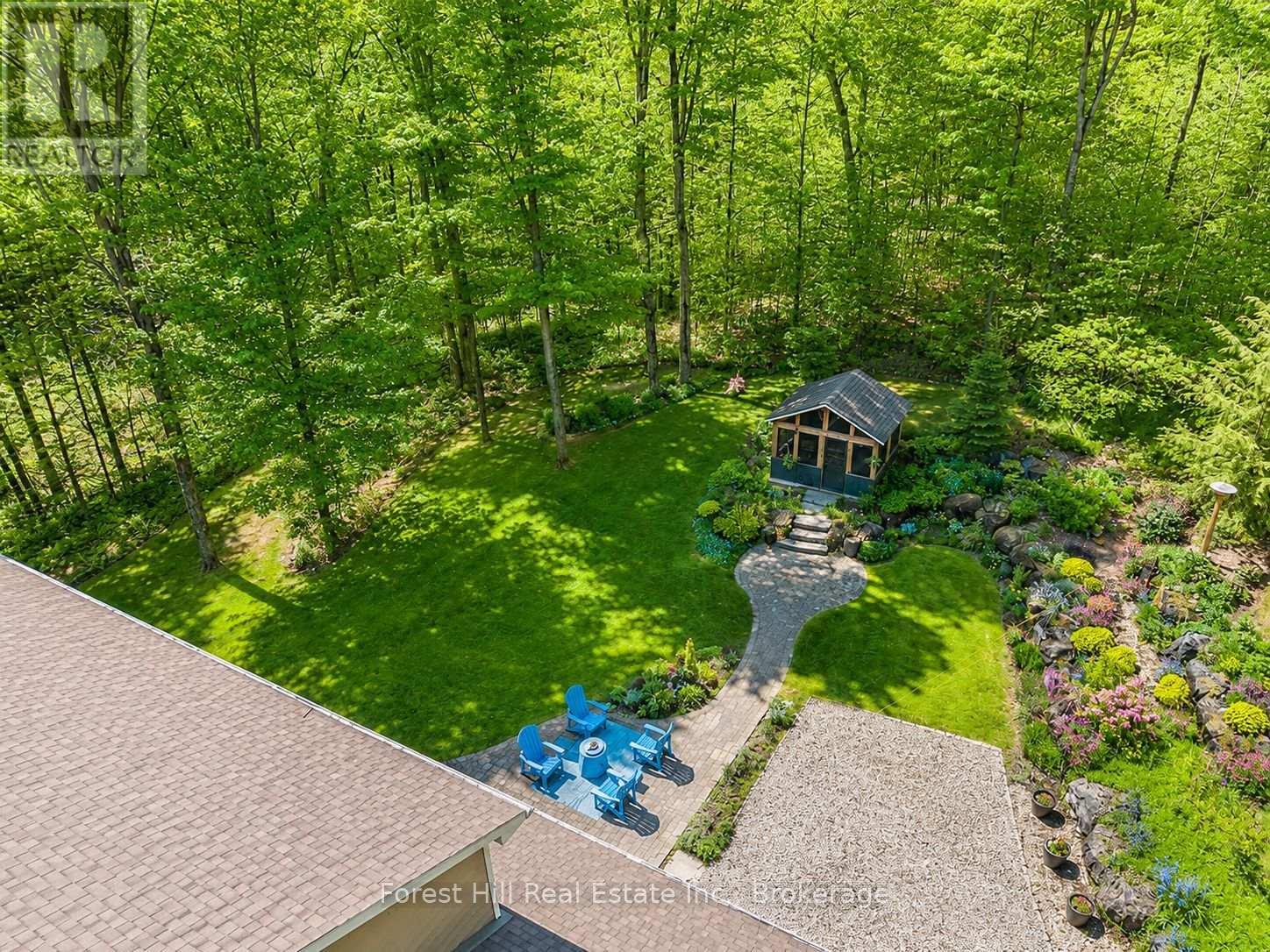 Gorgeous landscaped back yard - 157 Glen Fiddish Road, West Grey, ON - Outdoor