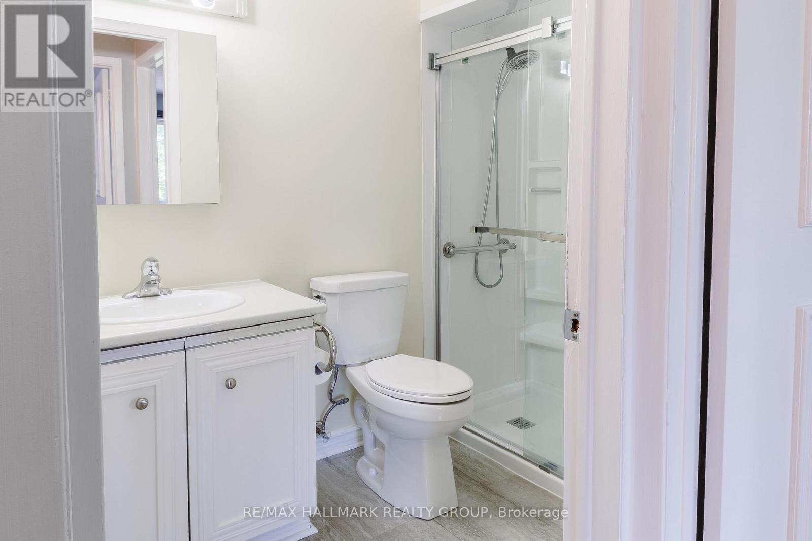 Bathroom with stand-up shower - 406 - 280 Brittany Drive, Ottawa, ON