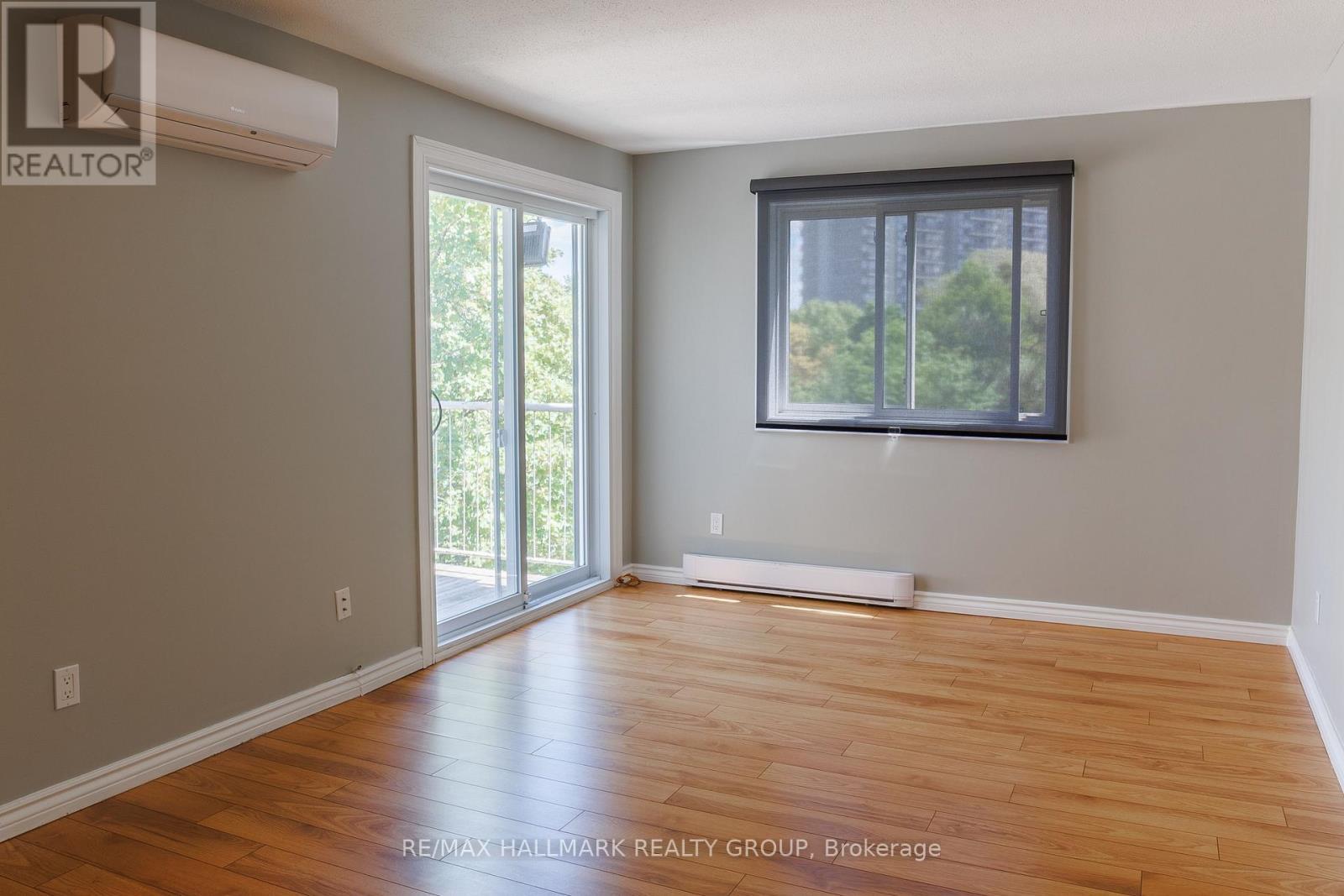 Living room with a balcony - 406 - 280 Brittany Drive, Ottawa, ON