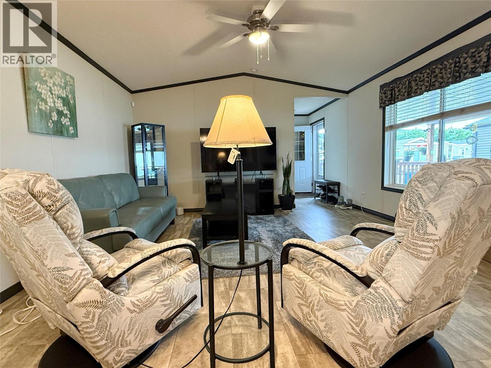 Open concept living - 8945 Highway 97 N Highway Unit# 5, Kelowna, BC