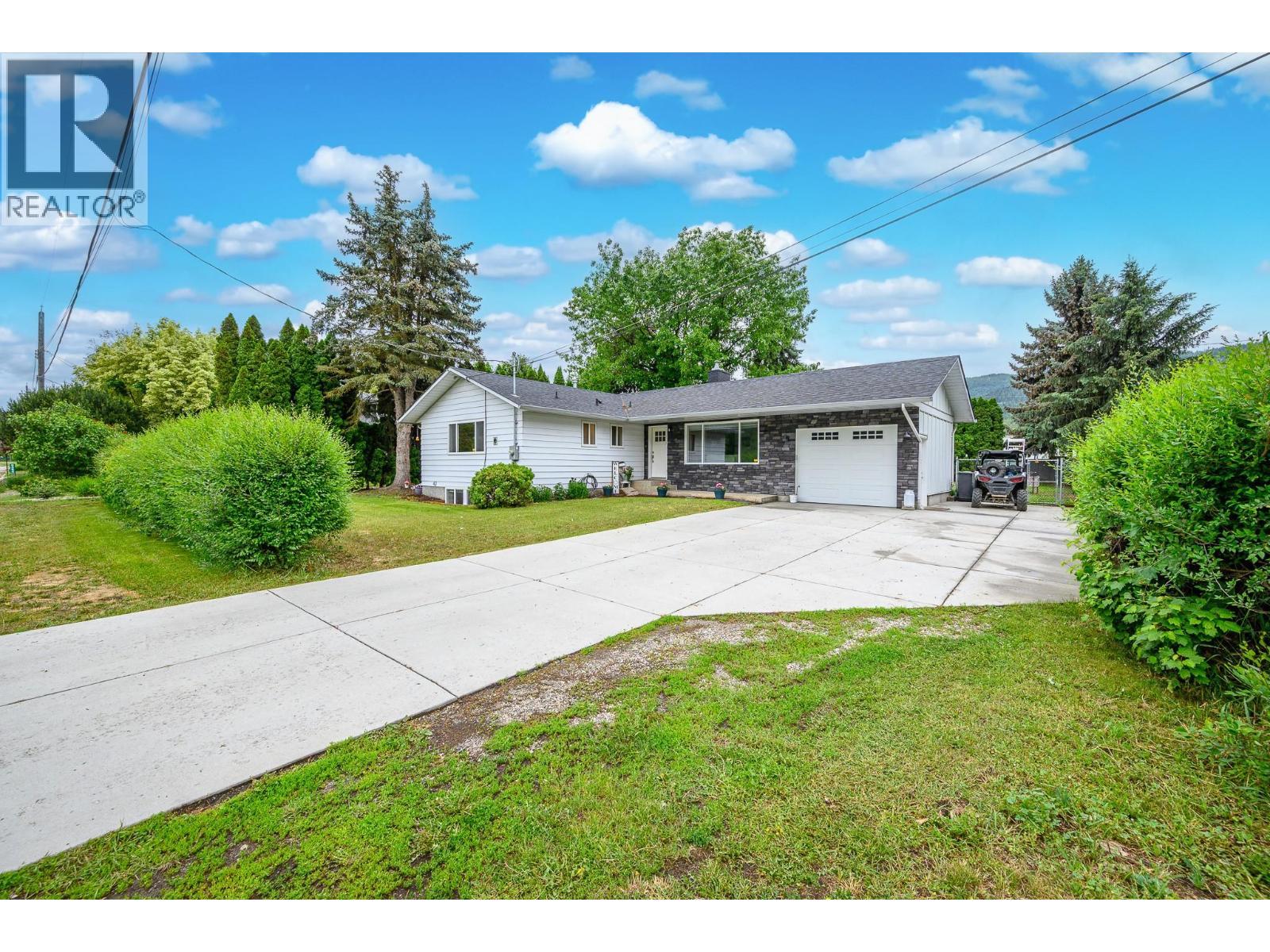 Plenty of room for parking - 6596 Lavington Way, Coldstream, BC