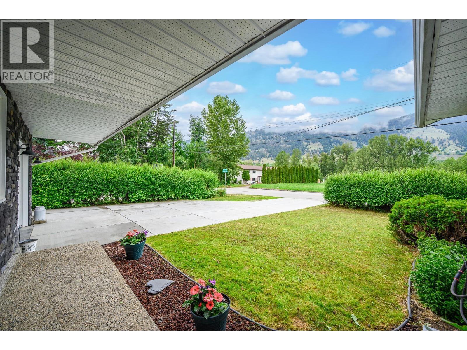 Covered entryway - 6596 Lavington Way, Coldstream, BC