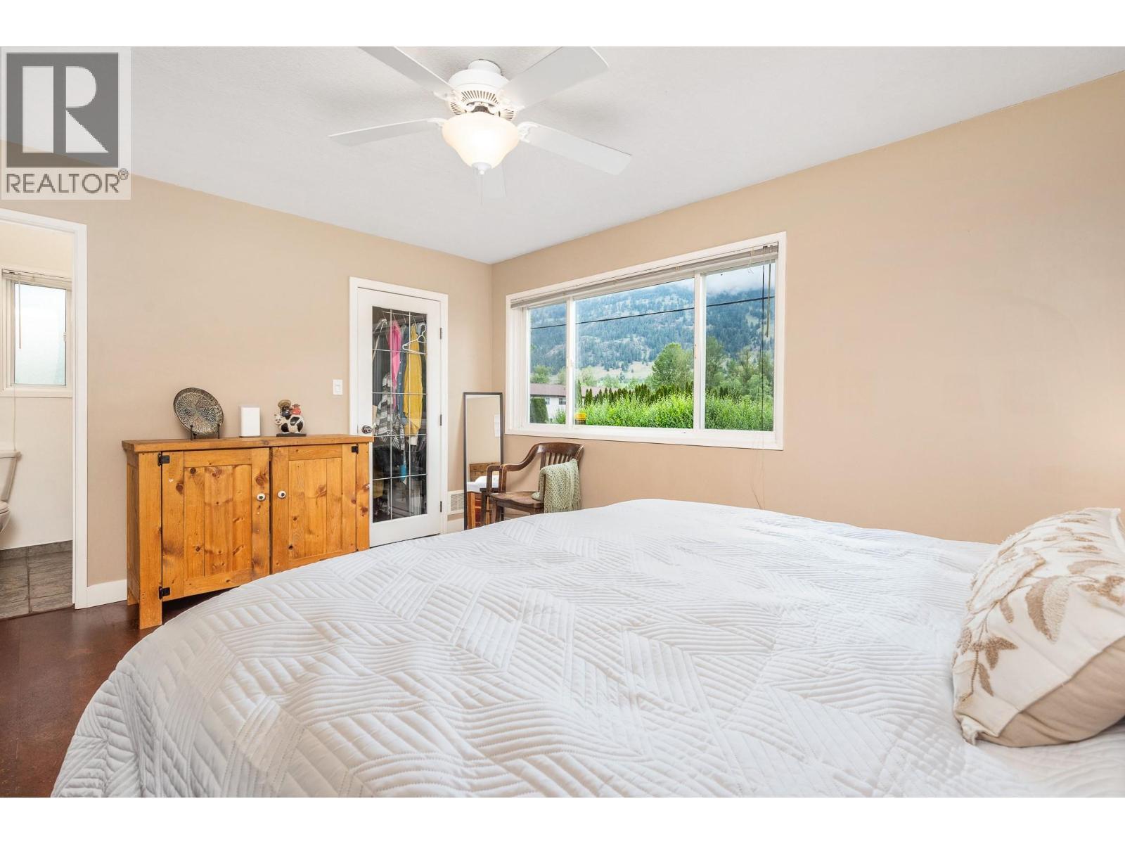 Master walk in closet - 6596 Lavington Way, Coldstream, BC