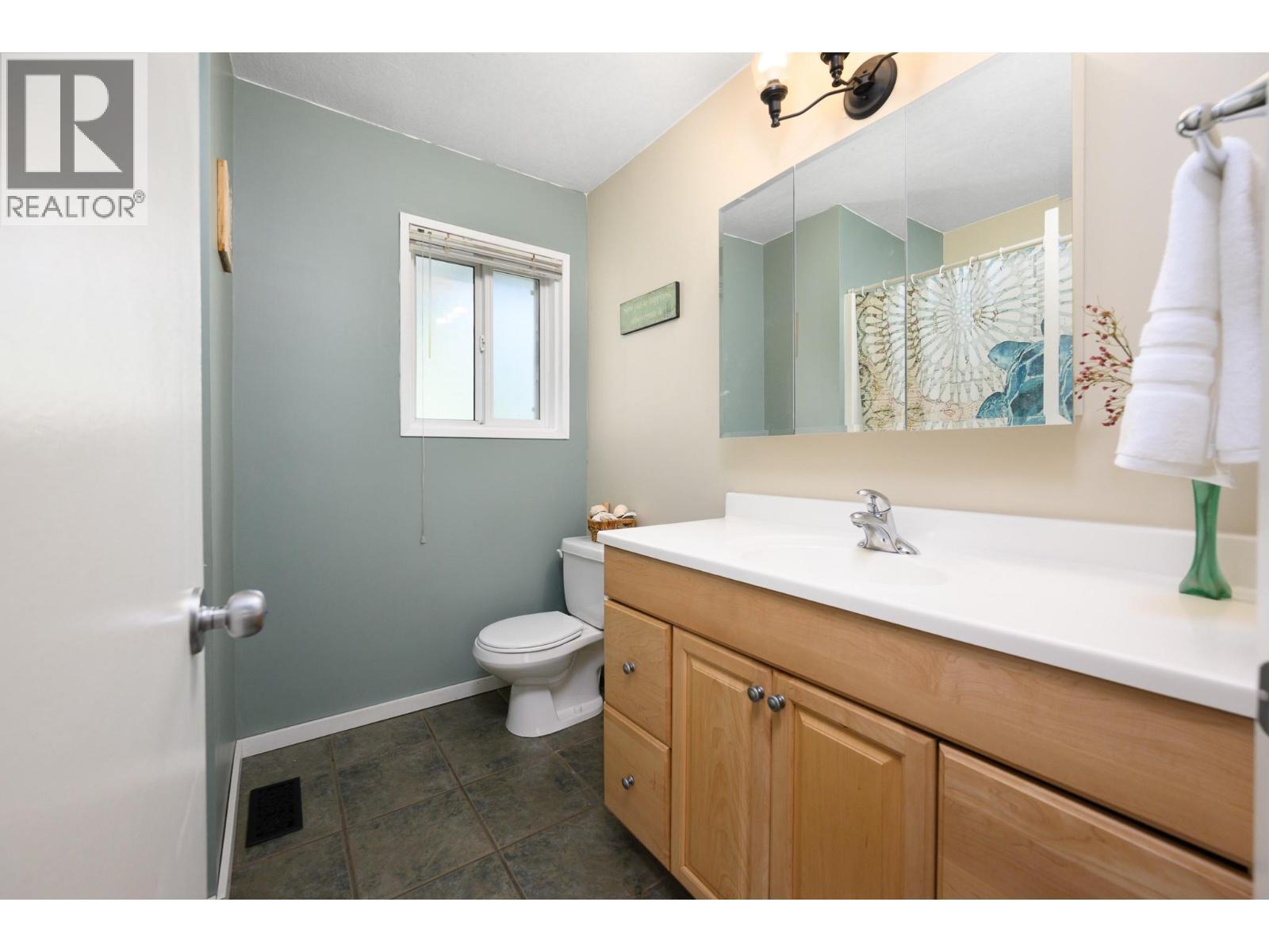 Main bathroom- 4 piece - 6596 Lavington Way, Coldstream, BC
