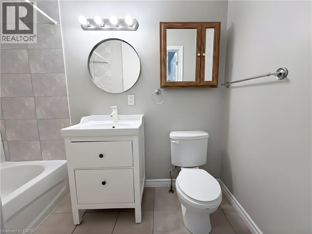 105 Cheever Street, Hamilton, ON - Indoor Photo Showing Bathroom