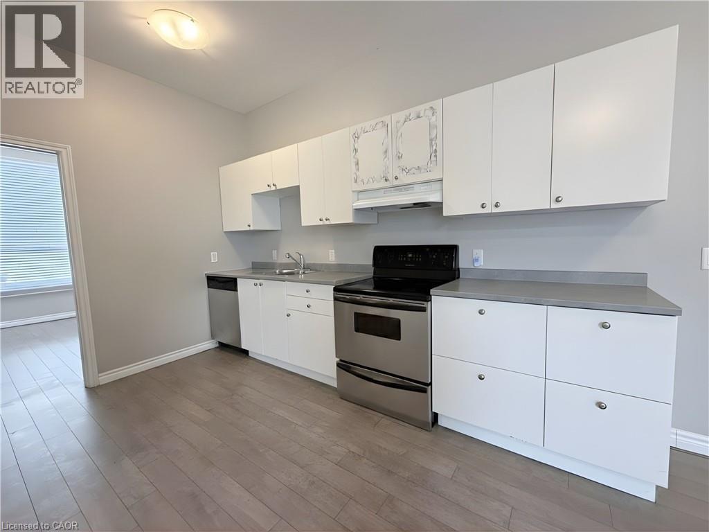 105 Cheever Street, Hamilton, ON - Indoor Photo Showing Kitchen