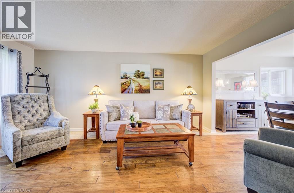 135 Royal Orchard Drive, Kitchener, ON - Indoor Photo Showing Living Room