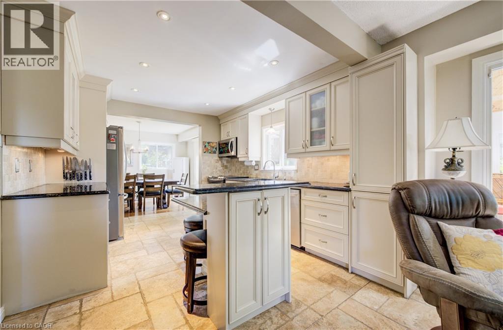 135 Royal Orchard Drive, Kitchener, ON - Indoor Photo Showing Kitchen With Upgraded Kitchen