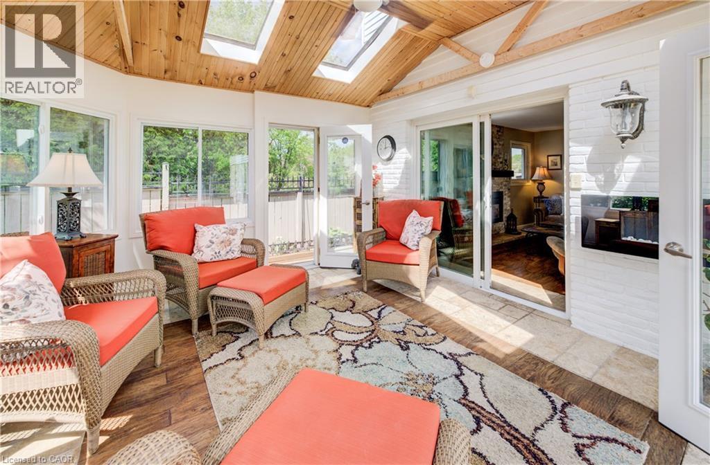 135 Royal Orchard Drive, Kitchener, ON - Indoor Photo Showing Living Room