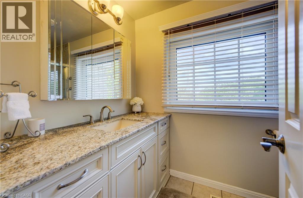 135 Royal Orchard Drive, Kitchener, ON - Indoor Photo Showing Bathroom