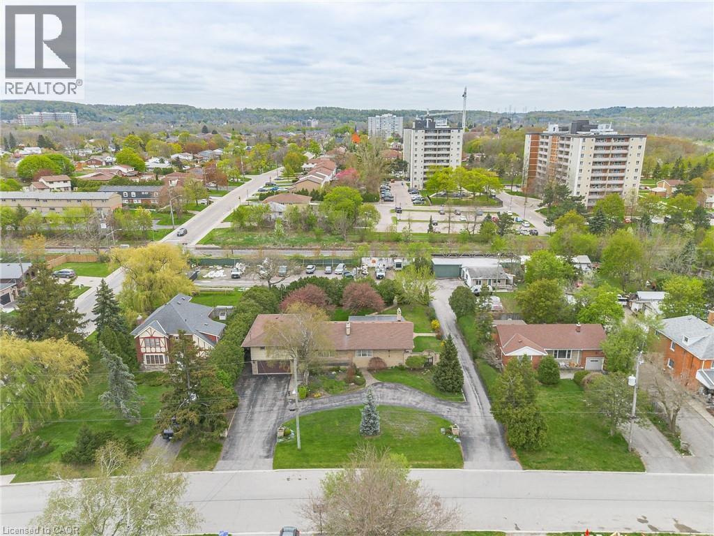Residential neighborhood featuring varied architectural styles and mature landscaping - 262-270-276 Hixon Road, Hamilton, ON