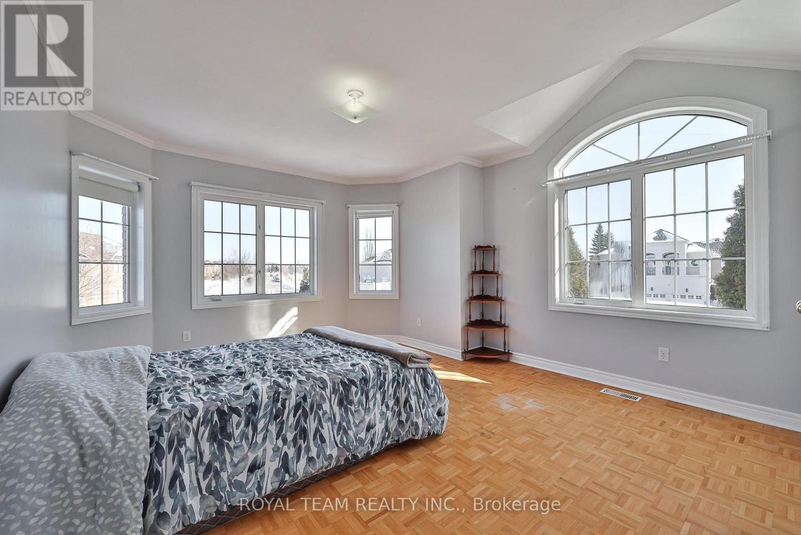 2 Sandway Crescent, Vaughan, ON