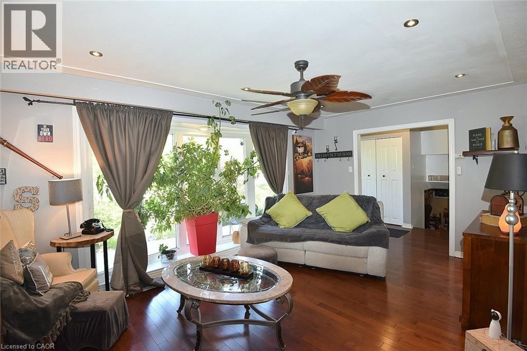 18 Dennis Avenue, Waterdown, ON - Indoor Photo Showing Living Room
