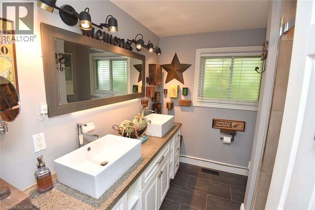 18 Dennis Avenue, Waterdown, ON - Indoor Photo Showing Bathroom