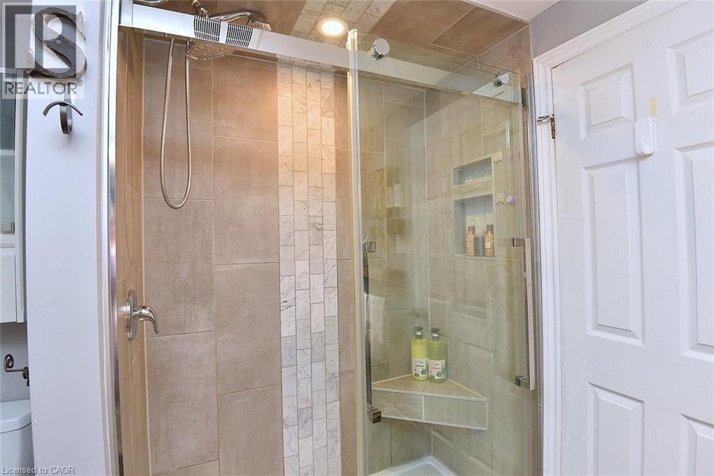 18 Dennis Avenue, Waterdown, ON - Indoor Photo Showing Bathroom