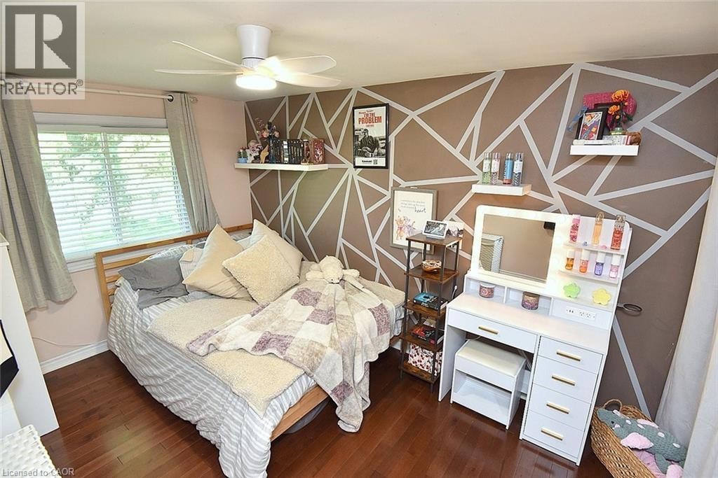 18 Dennis Avenue, Waterdown, ON - Indoor Photo Showing Bedroom