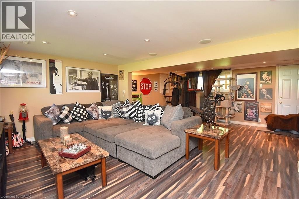 18 Dennis Avenue, Waterdown, ON - Indoor Photo Showing Living Room