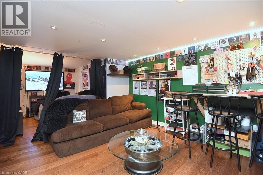 18 Dennis Avenue, Waterdown, ON - Indoor Photo Showing Living Room