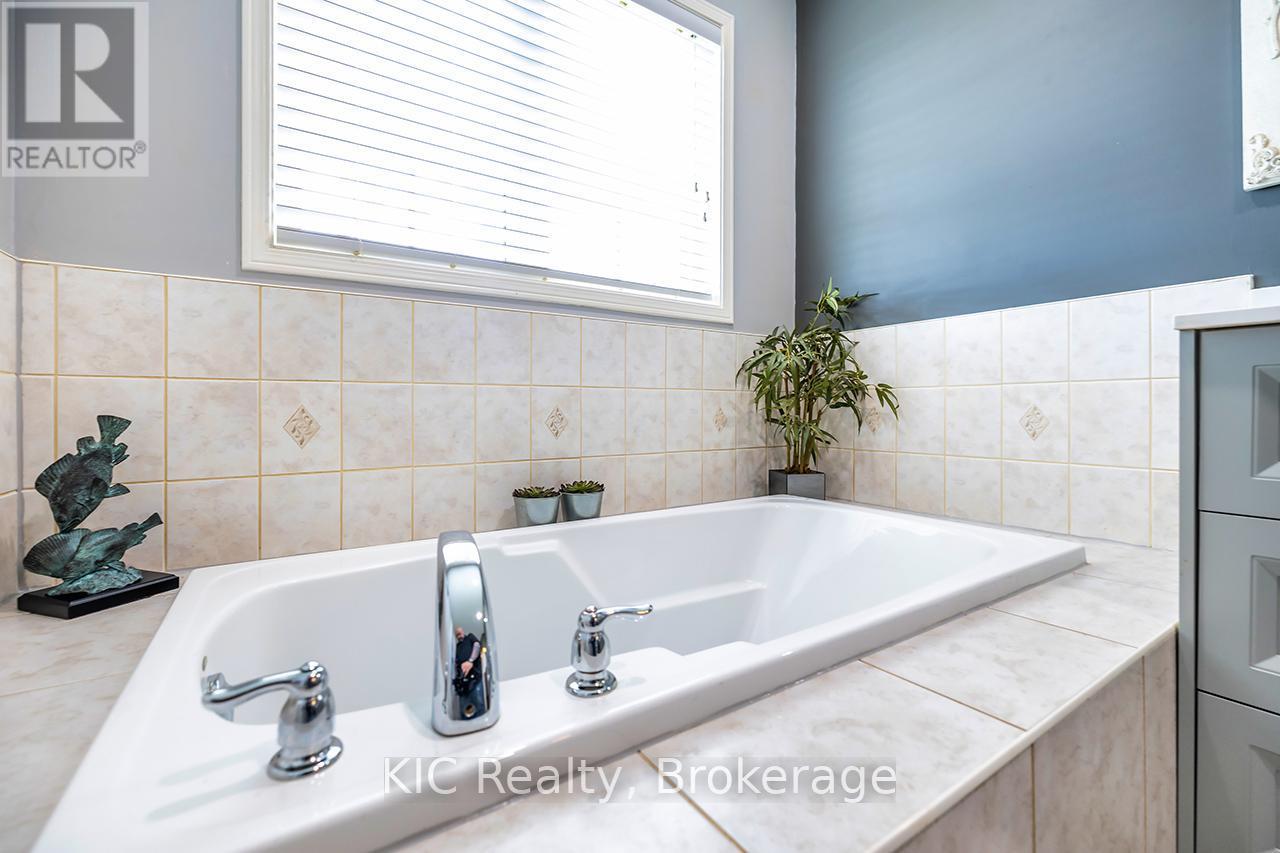 40 Puttingedge Drive, Whitby (Rolling Acres), ON