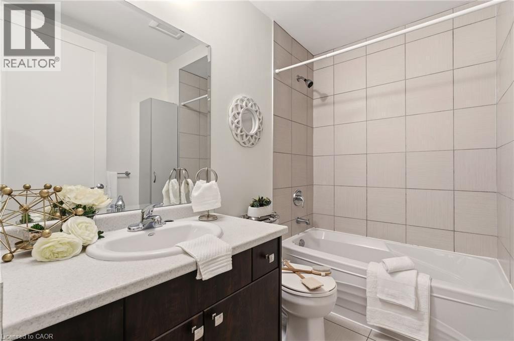 4PC Ensuite in Primary Bathroom - 112 King Street E Unit# 408, Hamilton, ON