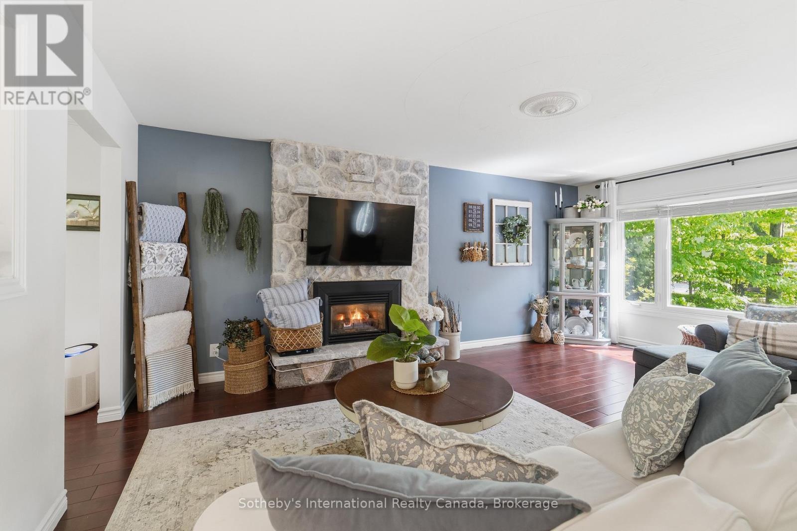 180 Clairmont Road, Gravenhurst (Muskoka (S)), ON - Indoor Photo Showing Living Room With Fireplace