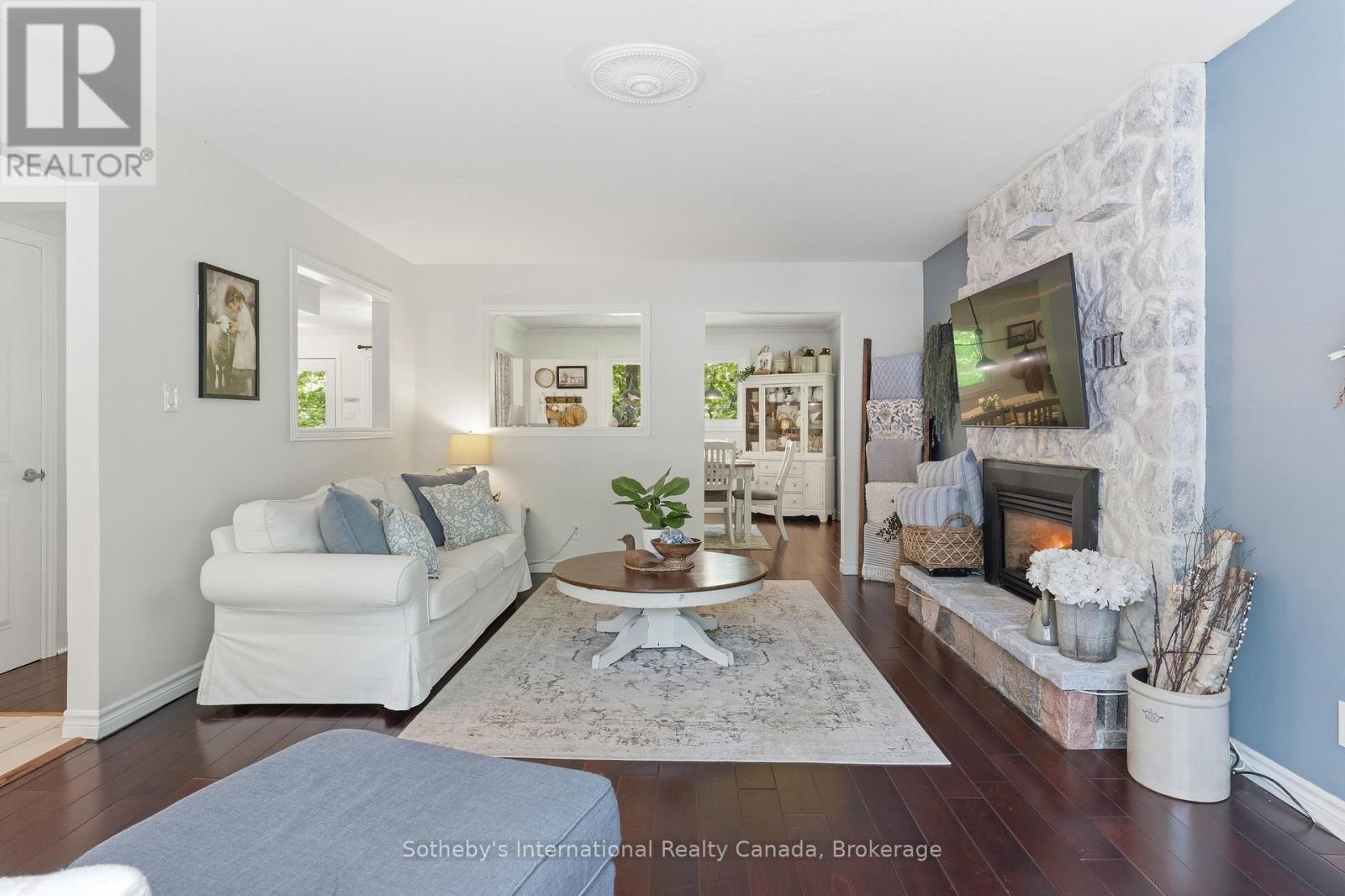 180 Clairmont Road, Gravenhurst (Muskoka (S)), ON - Indoor Photo Showing Living Room With Fireplace