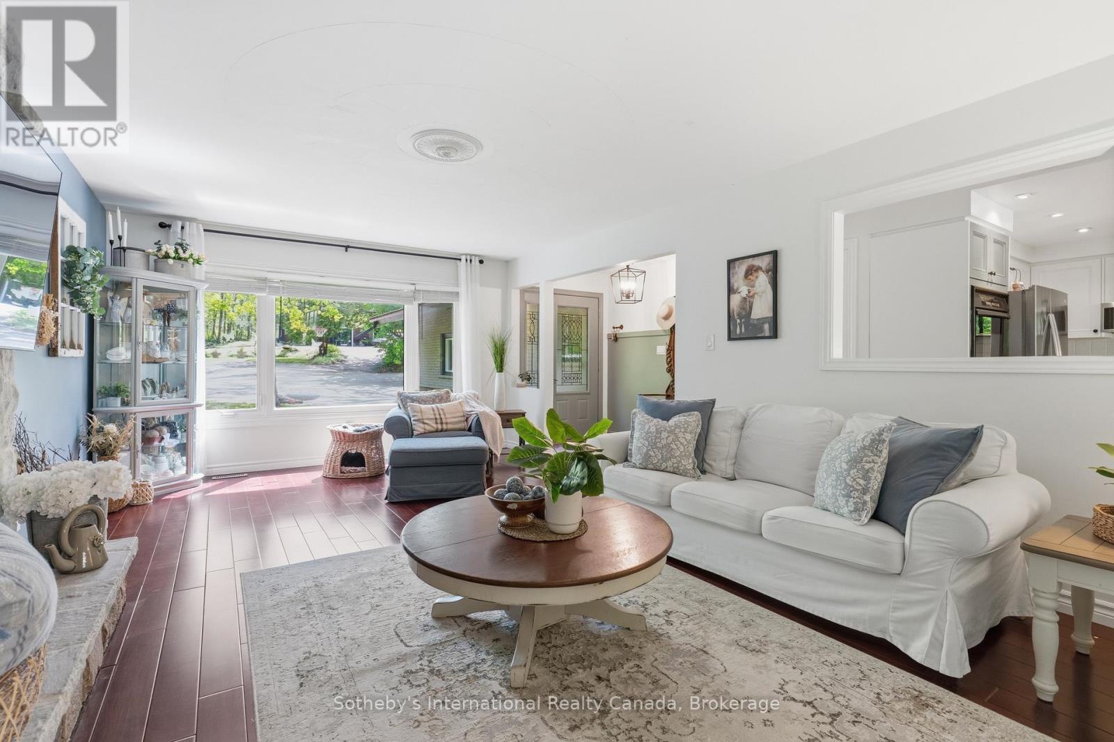 180 Clairmont Road, Gravenhurst (Muskoka (S)), ON - Indoor Photo Showing Living Room