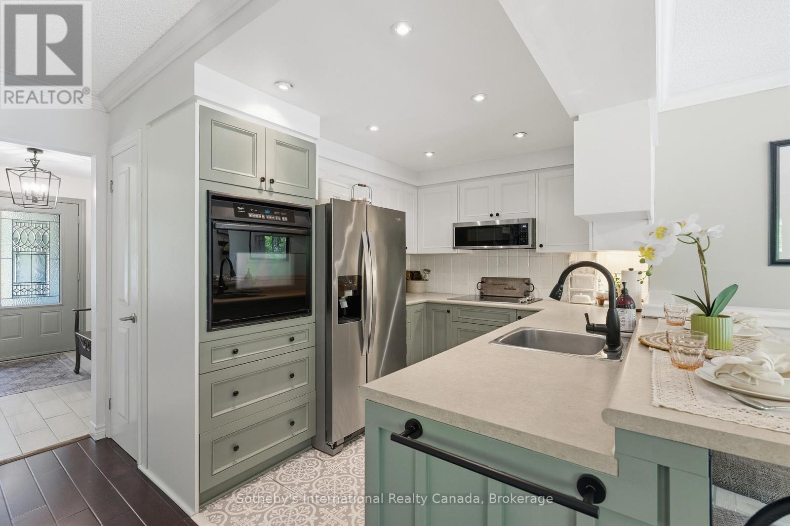 180 Clairmont Road, Gravenhurst (Muskoka (S)), ON - Indoor Photo Showing Kitchen With Upgraded Kitchen
