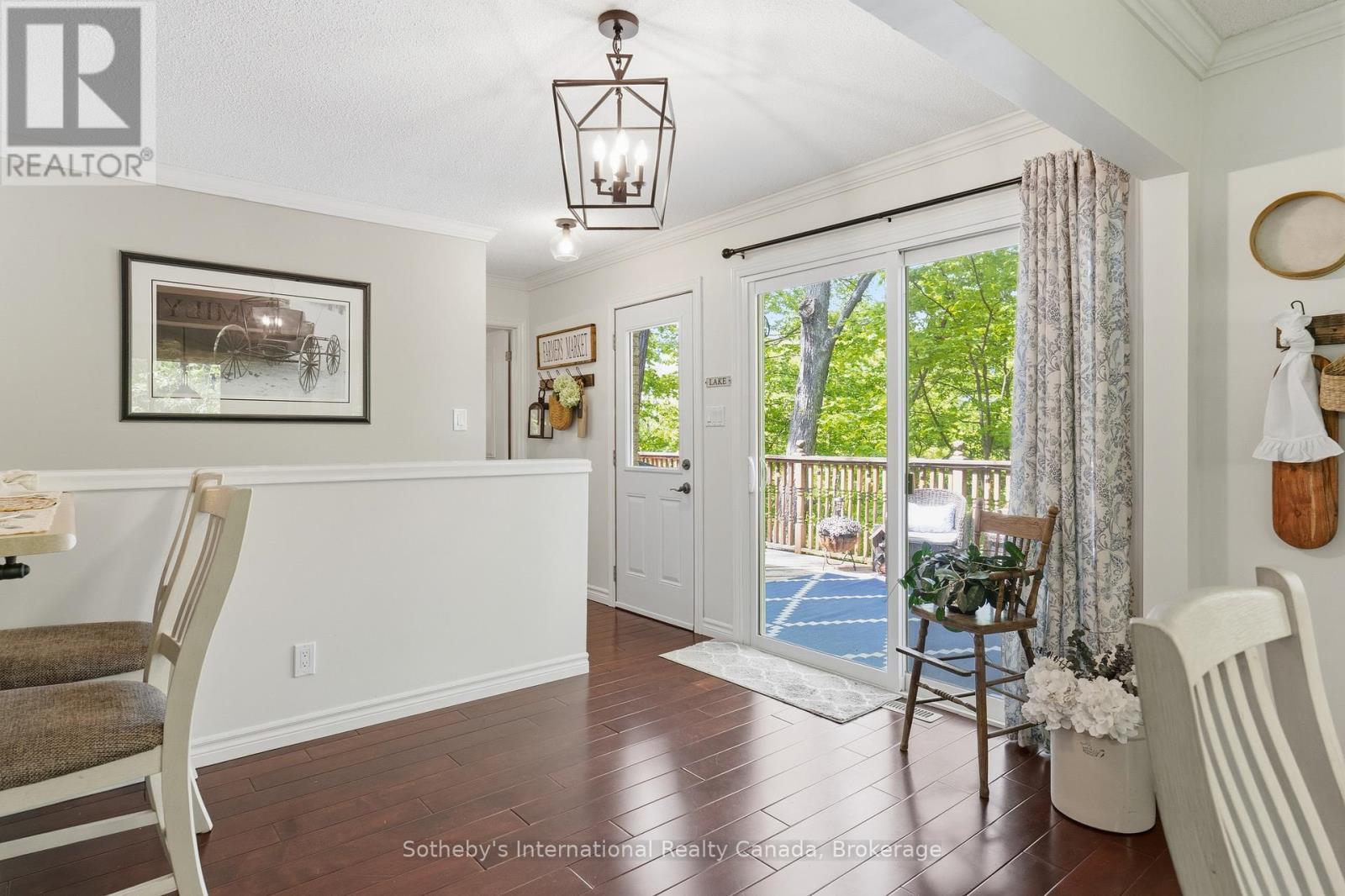 180 Clairmont Road, Gravenhurst (Muskoka (S)), ON - Indoor Photo Showing Dining Room