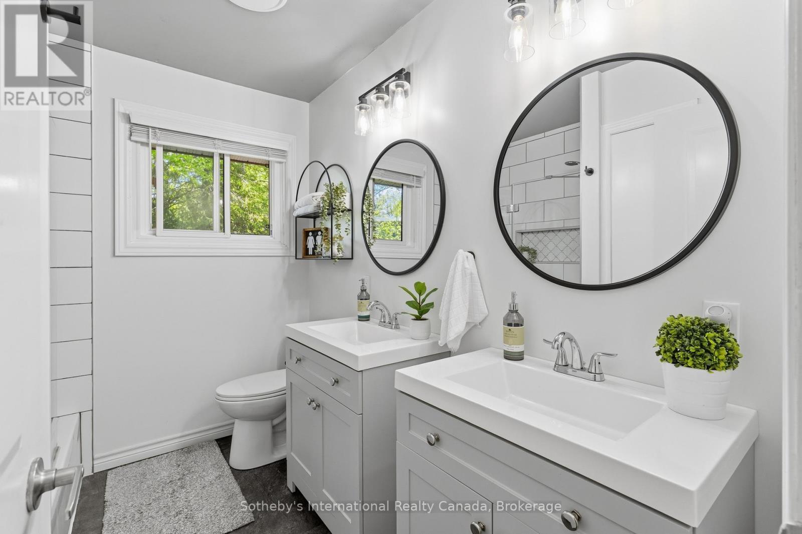 180 Clairmont Road, Gravenhurst (Muskoka (S)), ON - Indoor Photo Showing Bathroom