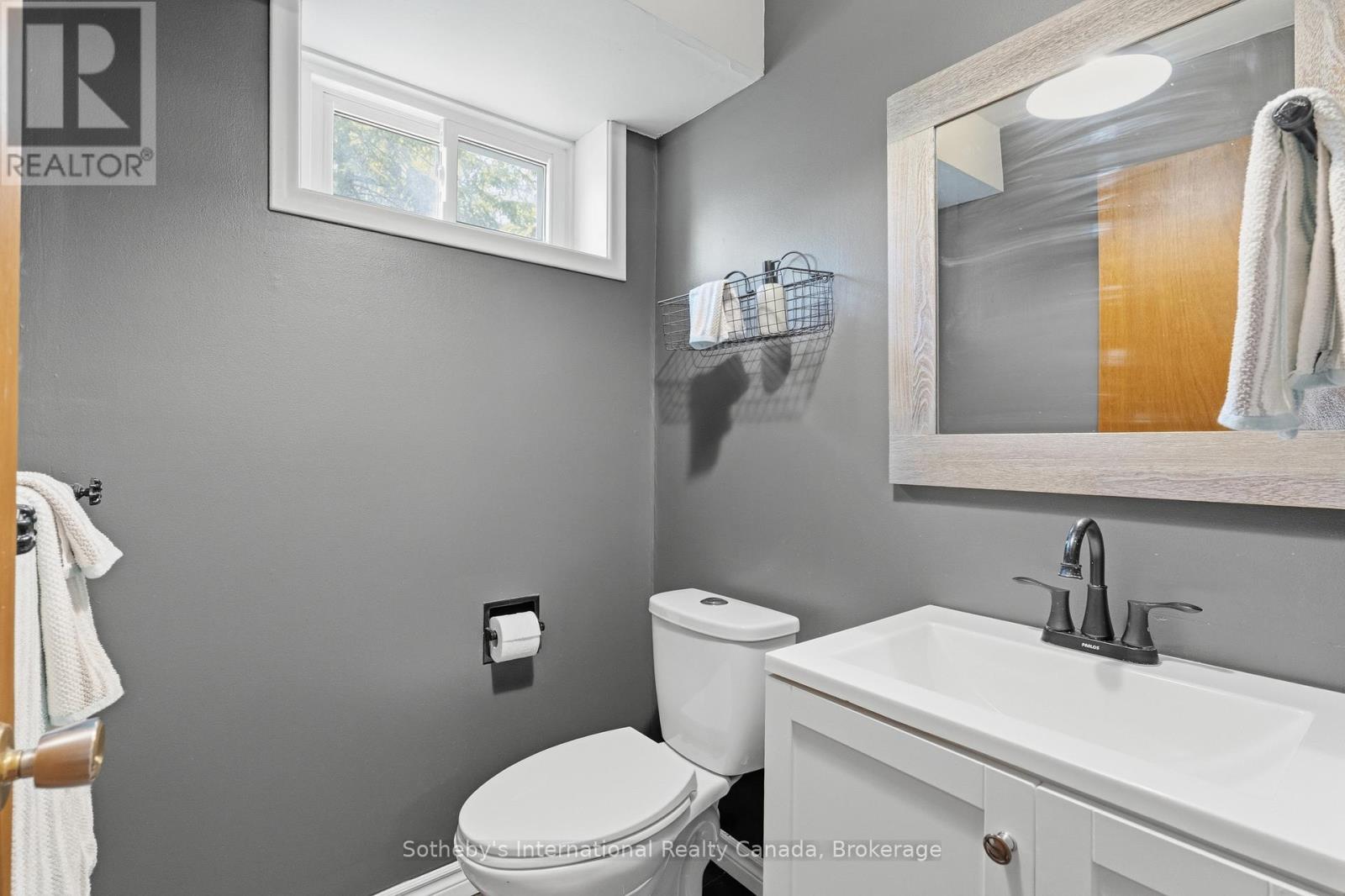 180 Clairmont Road, Gravenhurst (Muskoka (S)), ON - Indoor Photo Showing Bathroom