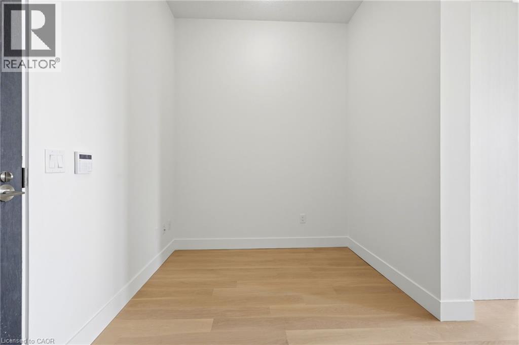 Room with light wood-finish flooring, white baseboards, and neutral wall paint - 7 Mabelle Avenue Unit# Ph07, Toronto, ON