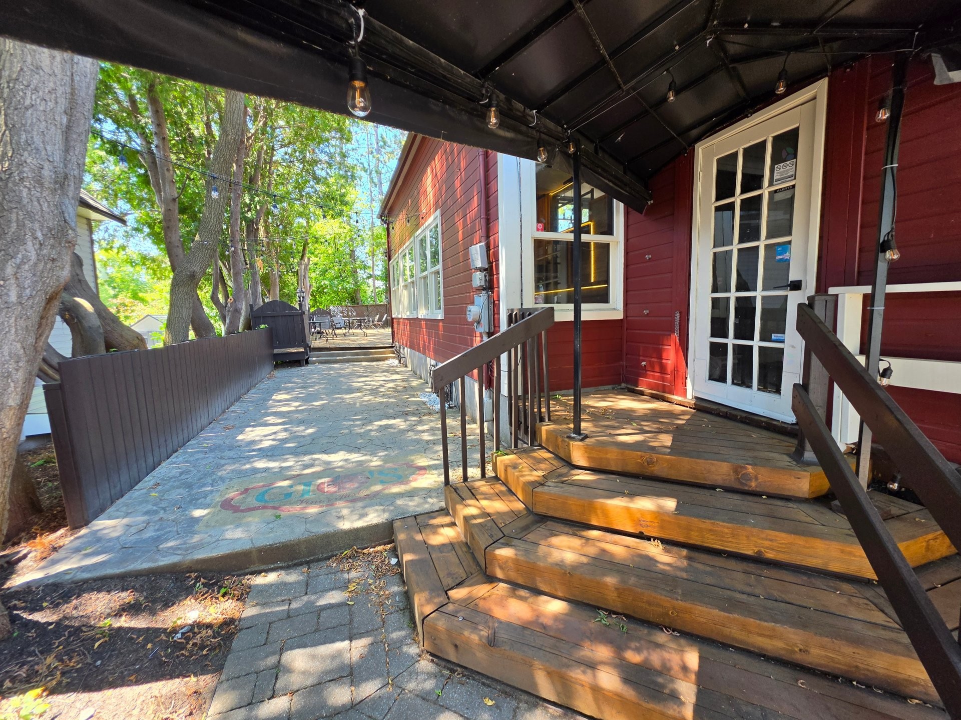 Entrée extérieure - 11 Av. De La Gare, Saint-Sauveur, QC