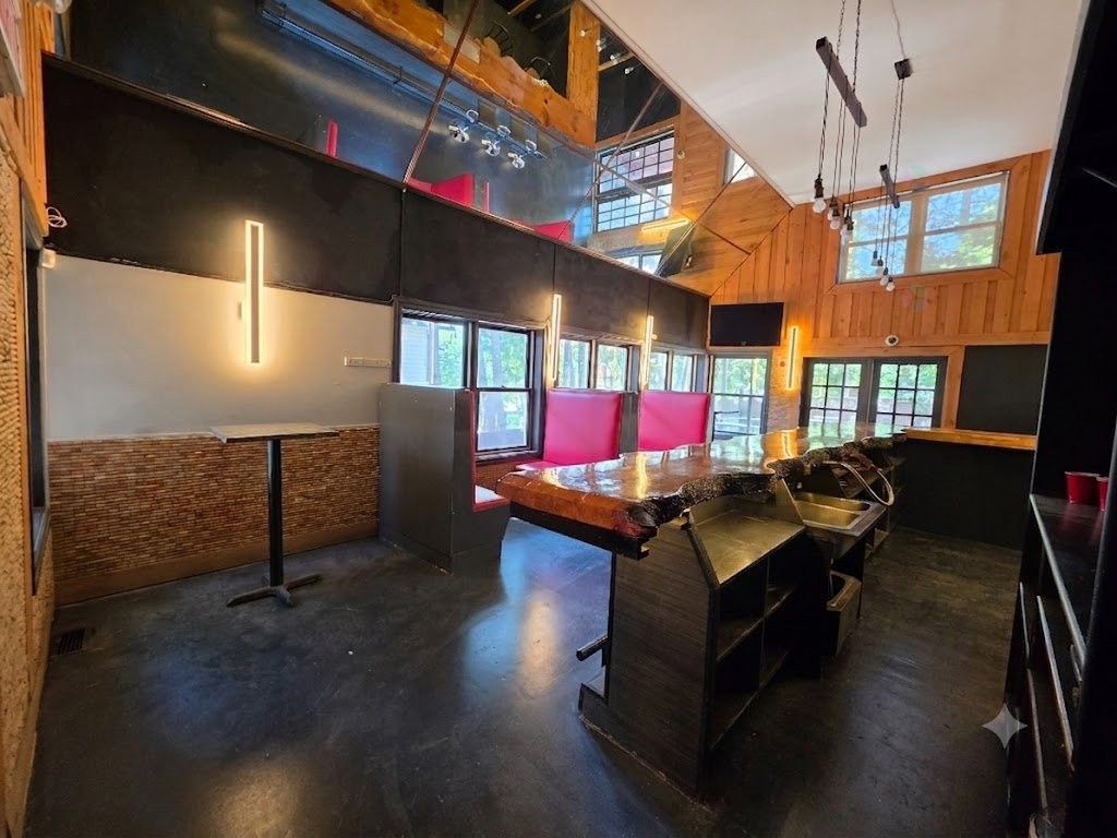 Bar - 11 Av. De La Gare, Saint-Sauveur, QC