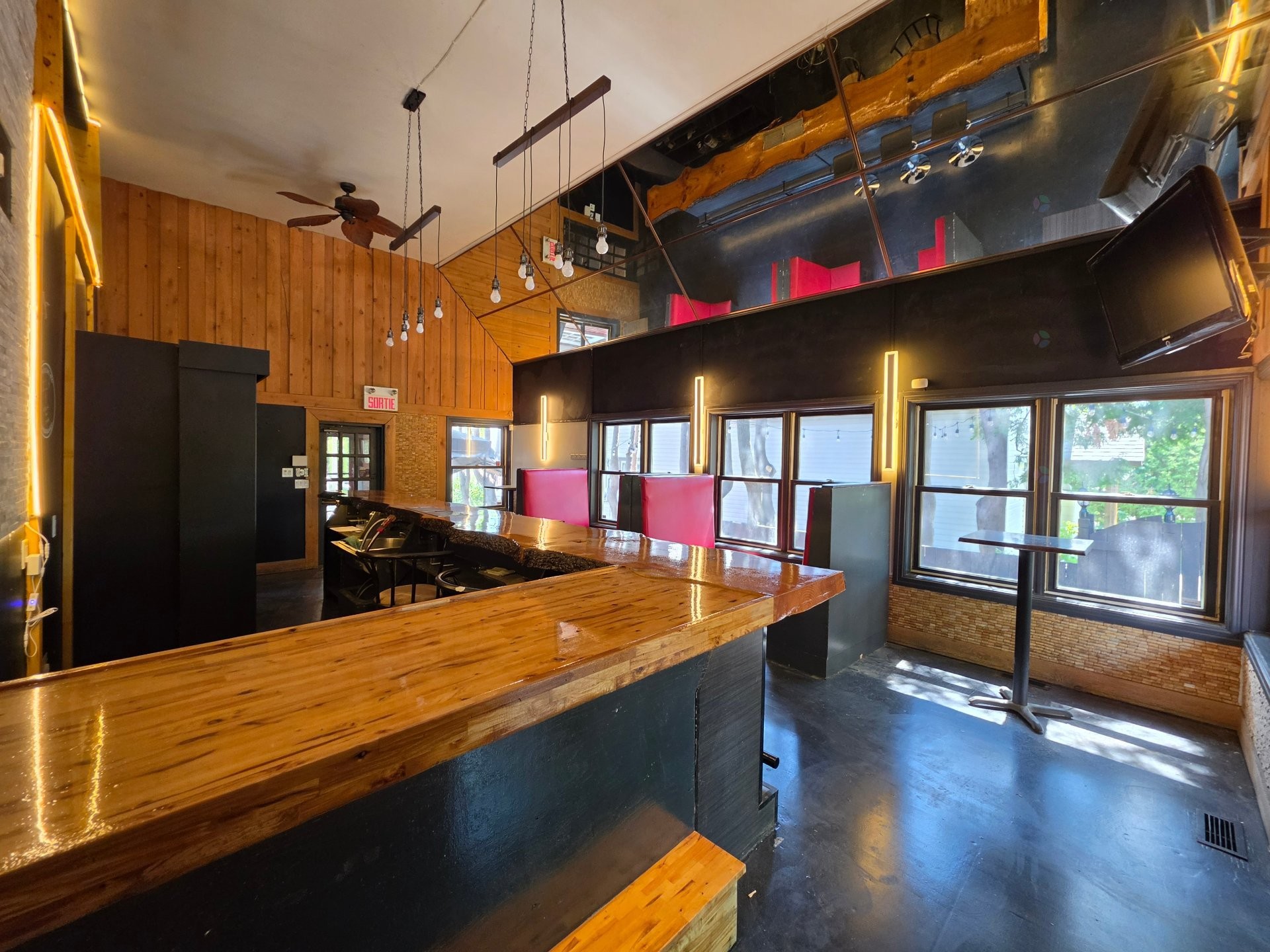 Bar - 11 Av. De La Gare, Saint-Sauveur, QC