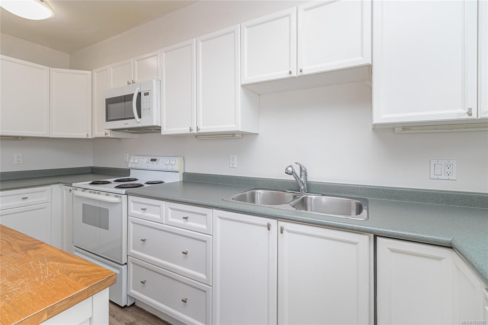 #13-1043 Caledonia Ave, Victoria, BC