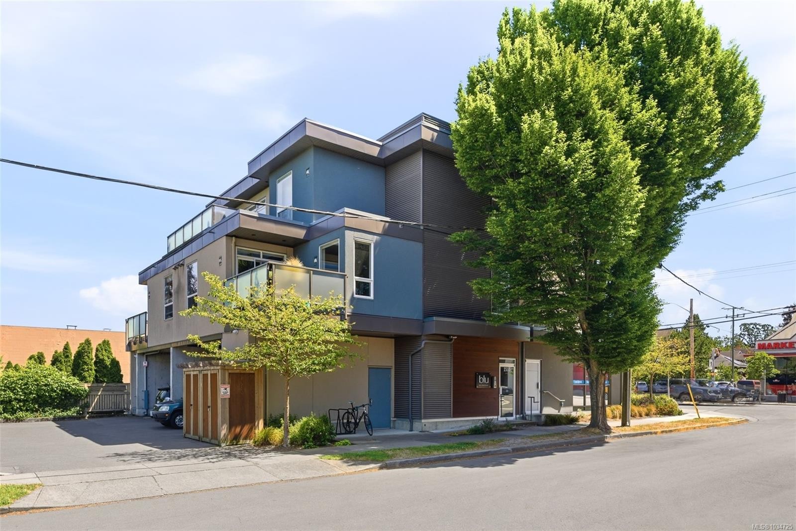 #303-1515 Redfern St, Victoria, BC - Outdoor With Balcony