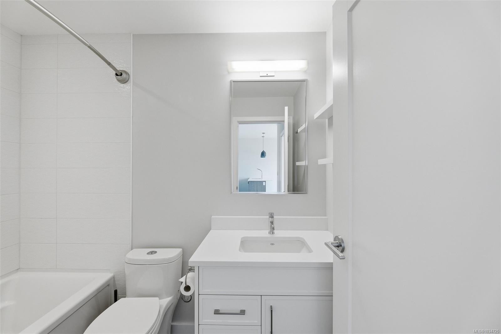 #303-1515 Redfern St, Victoria, BC - Indoor Photo Showing Bathroom