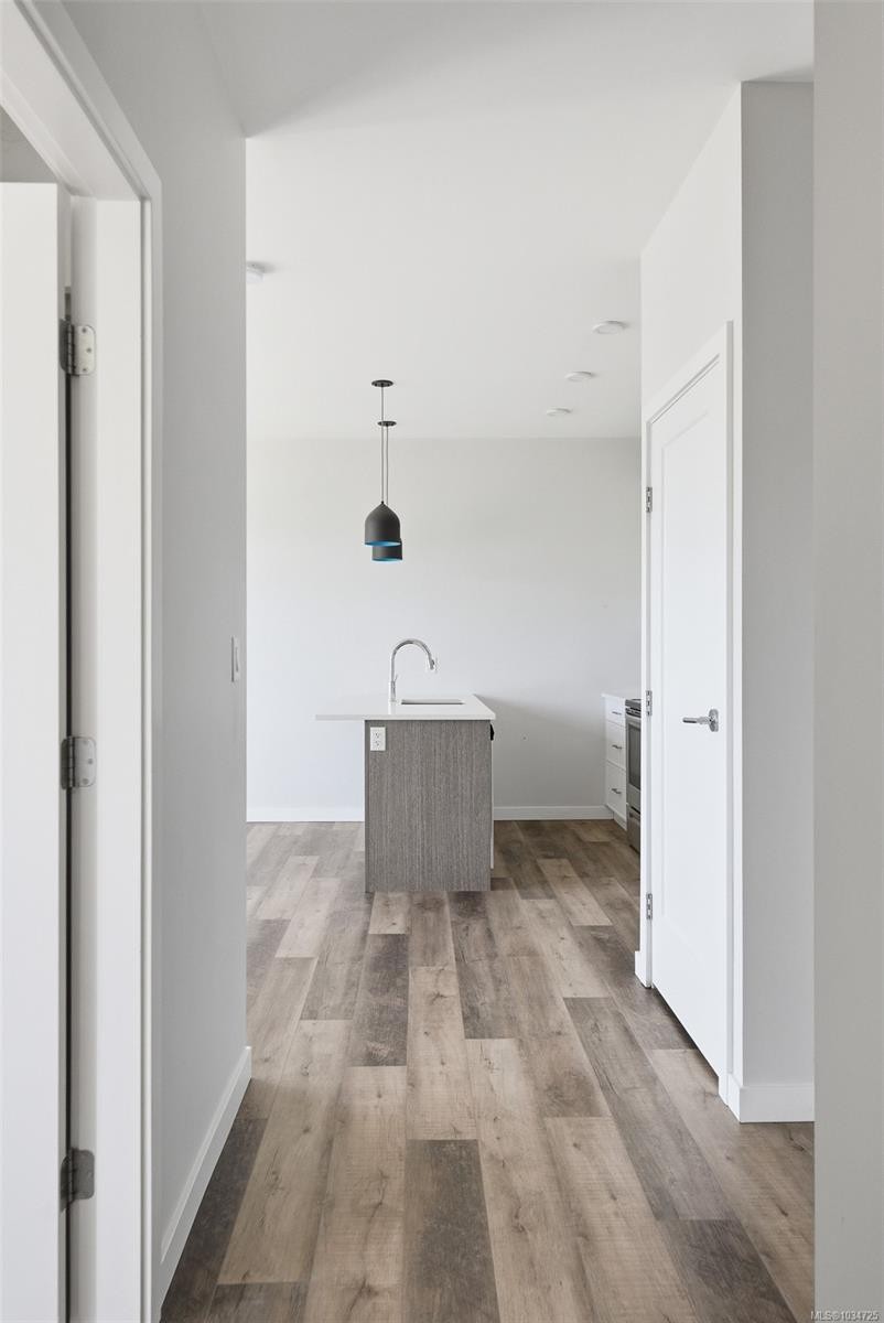 #303-1515 Redfern St, Victoria, BC - Indoor
