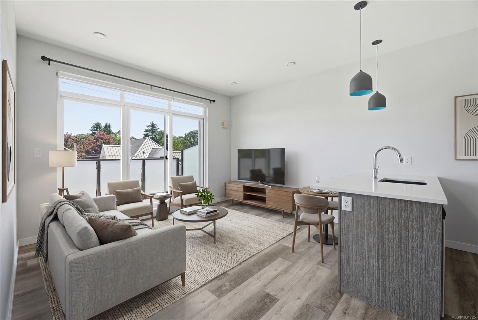 #303-1515 Redfern St, Victoria, BC - Indoor Photo Showing Living Room